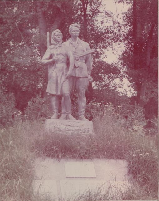 Сагутьево могила ВОВ скульптура 2.jpg